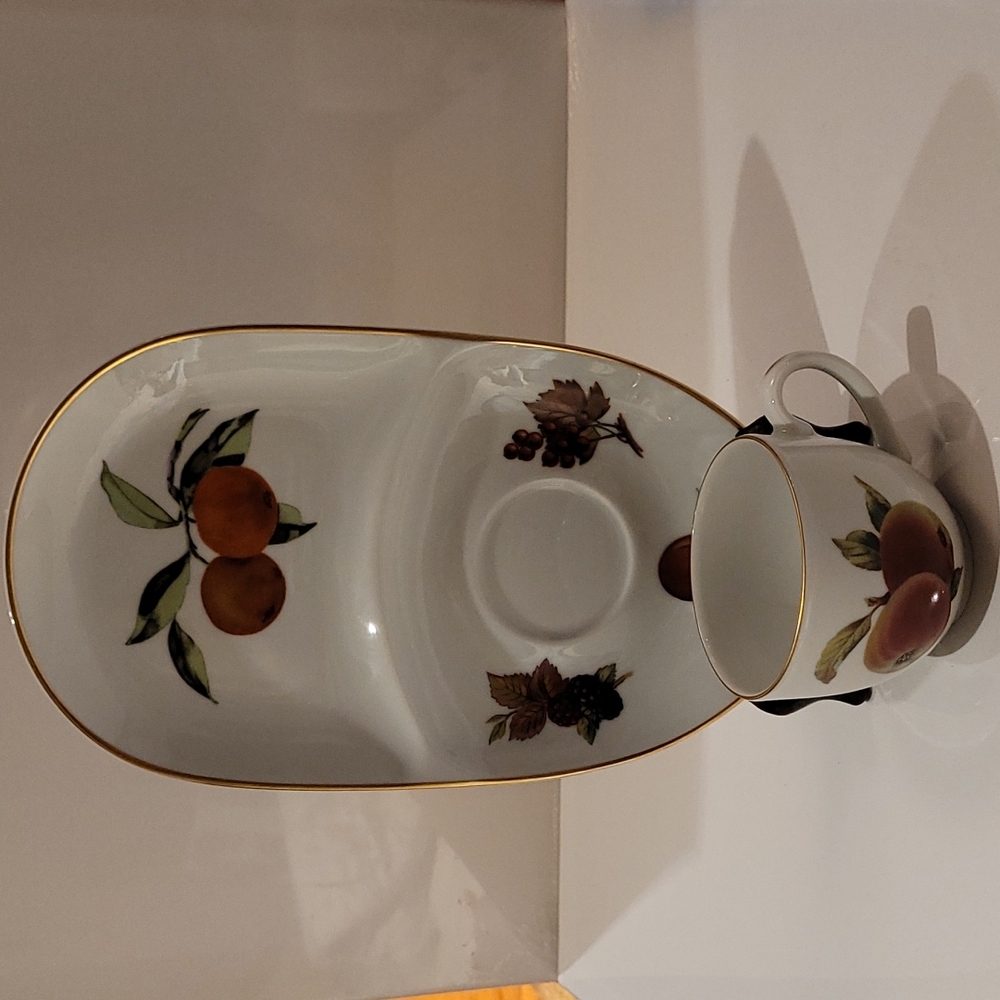 Vintage Royal worcester  evesham gold trim teacup and saucer 11"×6 1/4"